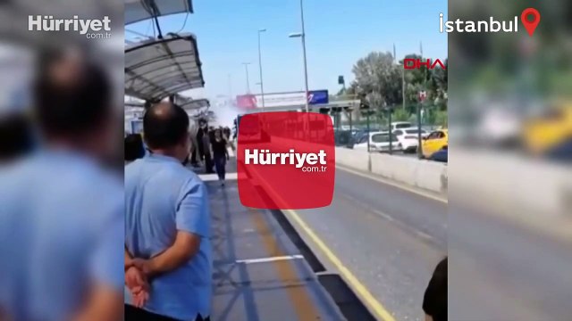 Metrobüsten dumanlar yükseldi, yolcular tahliye edildi