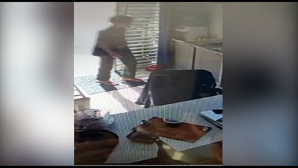 Vídeo mostra mulher realizando furto de celulares em empresa na Rua Cuiabá