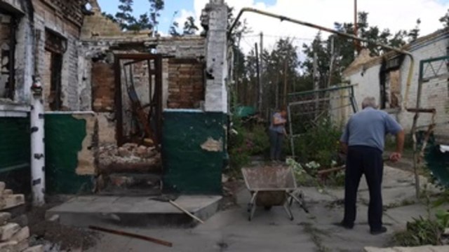 Las cicatrices de la guerra: Los residentes de Kiev recogen los escombros