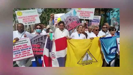 Forcejeo entre médicos y policías por protesta en el Palacio Nacional