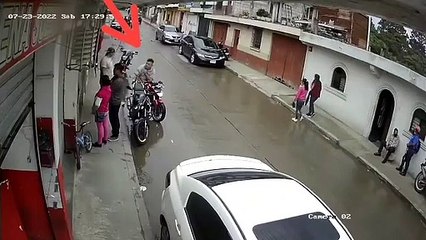 Capturado con la extorsión en la mano y todo queda grabado por cámara de seguridad