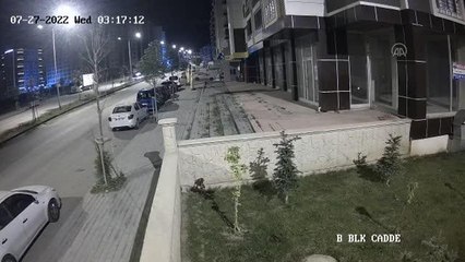 Son Dakika | Refüje ve iş yerinin camına çarpan kamyonetin kaza anı güvenlik kamerasında