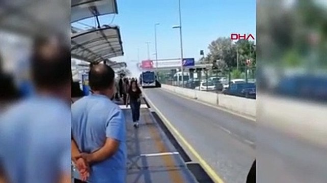 Metrobüste koku dolu anlar! Dumanlar yükseldi yolcular tahliye edildi
