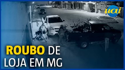 Quadrilha usa caminhonete furtada para arrombar loja