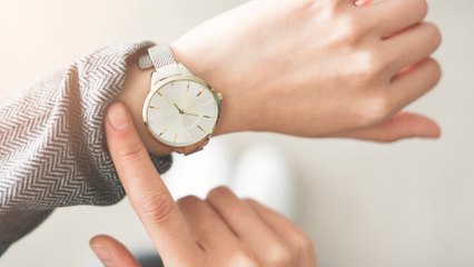 La montre est fausse, le voleur préfère la rendre à sa victime