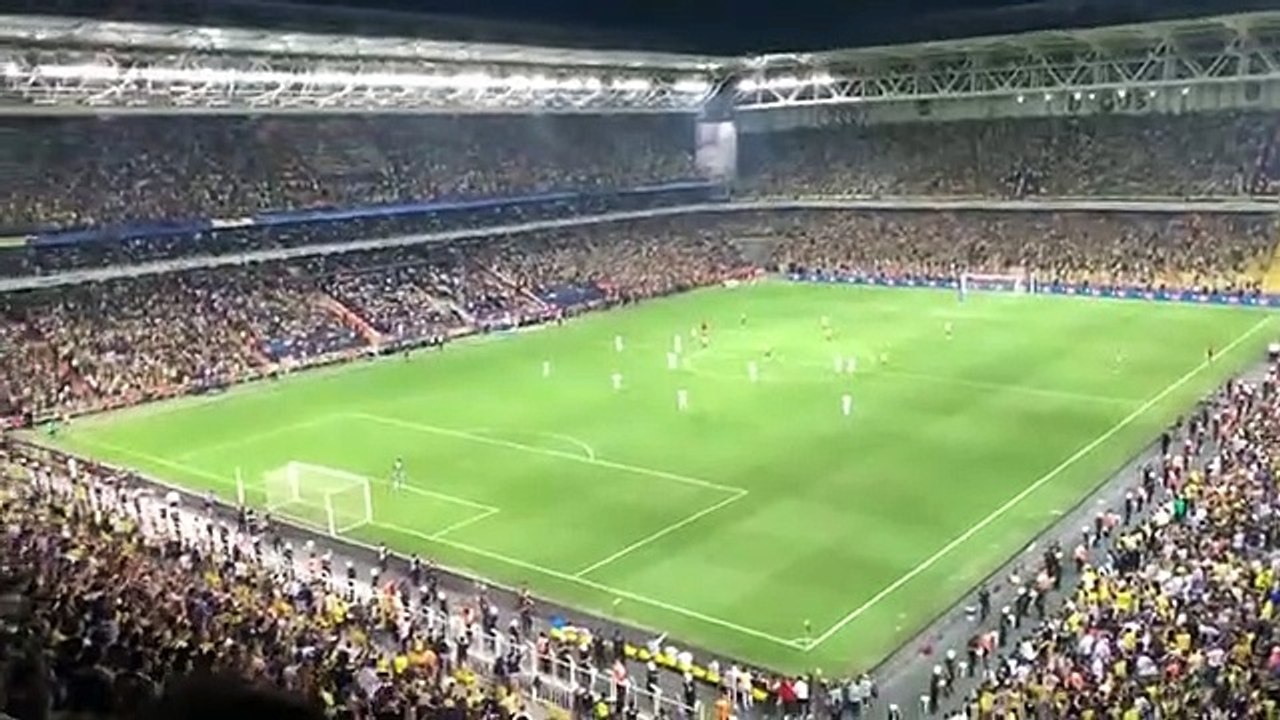 Dinamo Kiev'in golü sonrası Fenerbahçe taraftarından "Vladimir Putin" tezahüratı