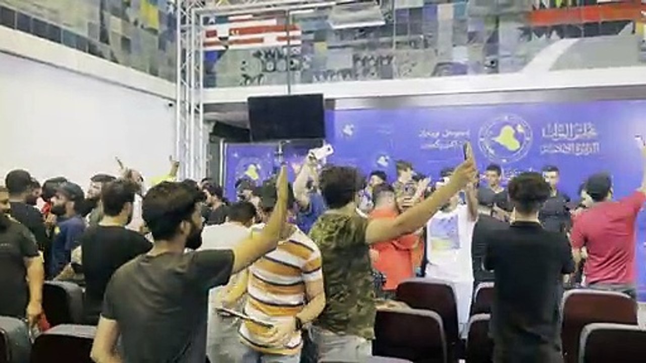 أنصار التيار الصدري يقتحمون البرلمان العراقي في بغداد