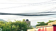 Cables de telefonía cuelgan sobre la calle Revolución | CPS Noticias Puerto Vallarta