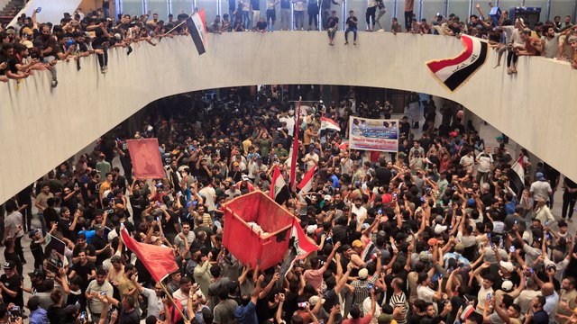 أتباع التيار الصدري يقتحمون البرلمان العراقي احتجاجا على ترشيح محمد السوداني لرئاسة الوزراء