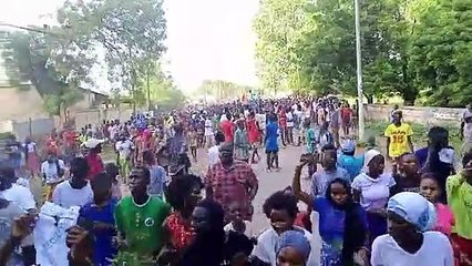 L'entrée triomphale du convoi de "Yewwi Askan Wi" à Vélingara