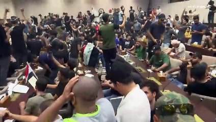 Iraq, lasciano il parlamento dopo l'irruzione i manifestanti contro il partito pro Iran