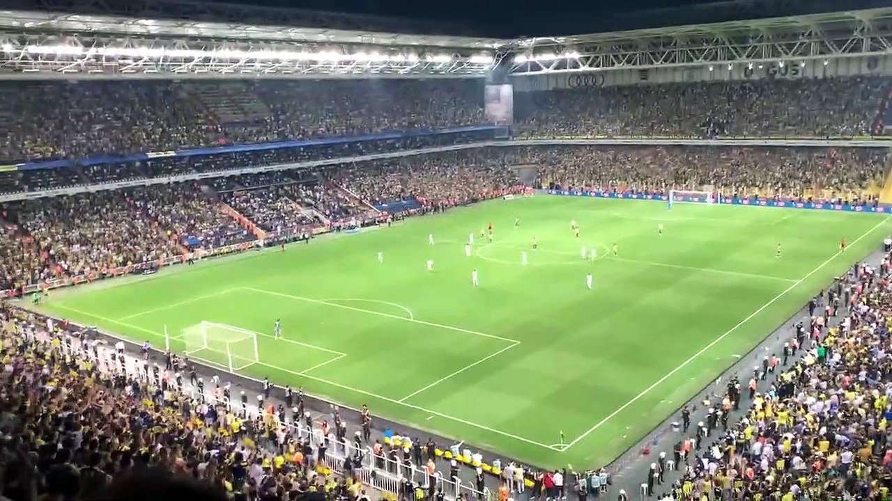 Kiev'e elenen Fenerbahçe taraftarından 'Vladimir Putin' sloganı