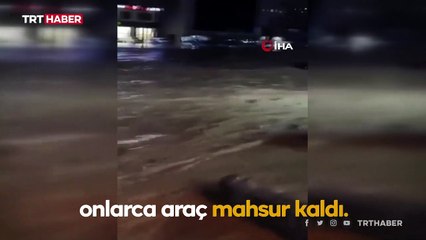 BAE’yi sel vurdu: Onlarca araç selde mahsur kaldı