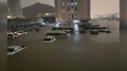 Birleşik Arap Emirlikleri’nde meydana gelen selde onlarca araç mahsur kaldı