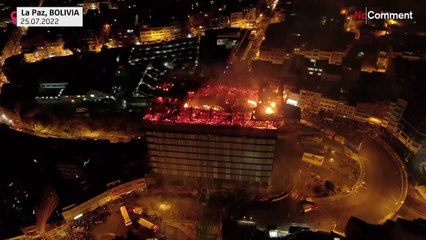 بدون تعليق : حريق ضخم يدمر مجمعا تجاريا في لاباز ببوليفيا