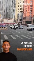 El mundo al revés: un abuelito lleva en su #triciclo un #automóvil