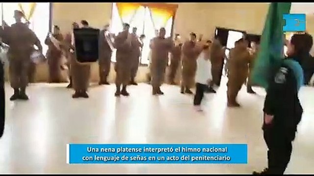 Una nena platense interpretó el himno nacional con lenguaje de señas en un acto del penitenciario