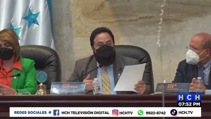 Presidente Luis Redondo expone a la diputada Karen Martínez del PAC por estacionarse en vía pública