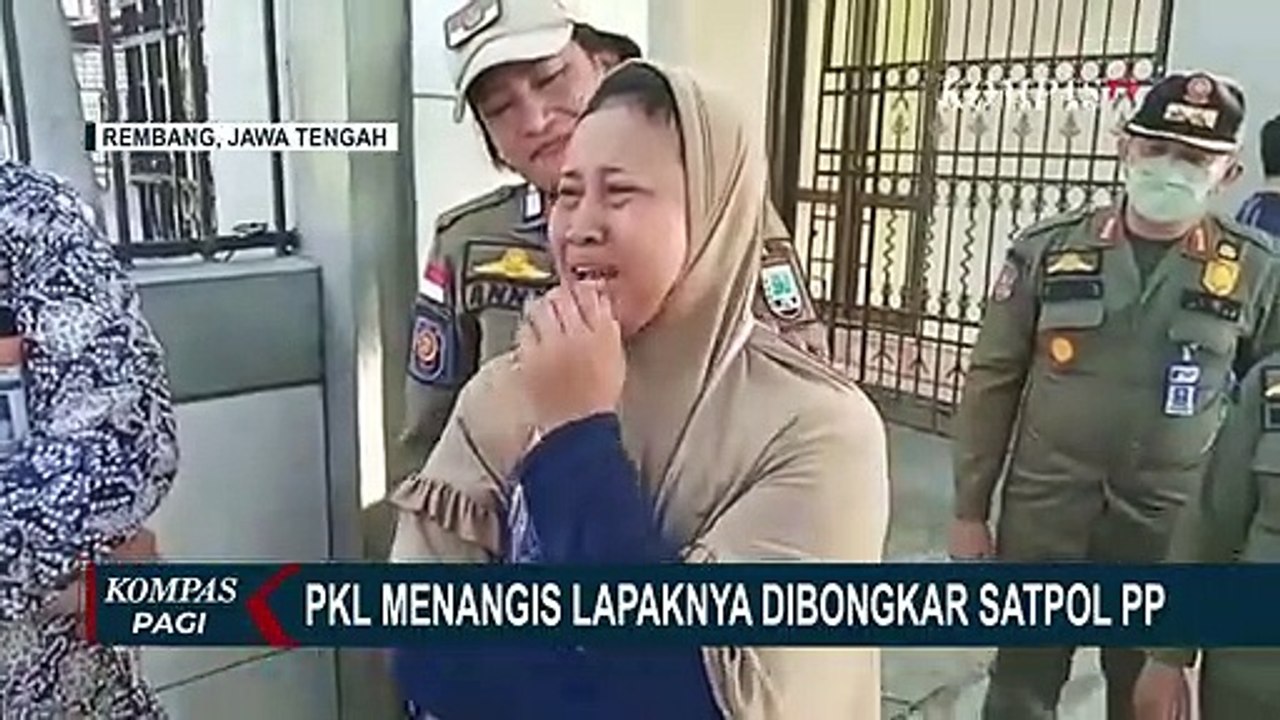 Satpol PP Bongkar Lapak PKL di Alun-alun Masjid Agung Lasem, Sejumlah Pedagang Menangis!