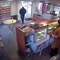 Hollanda'da bir Türk fırına giren satırlı hırsızı, camsil ve el beziyle döverek uzaklaştırdı