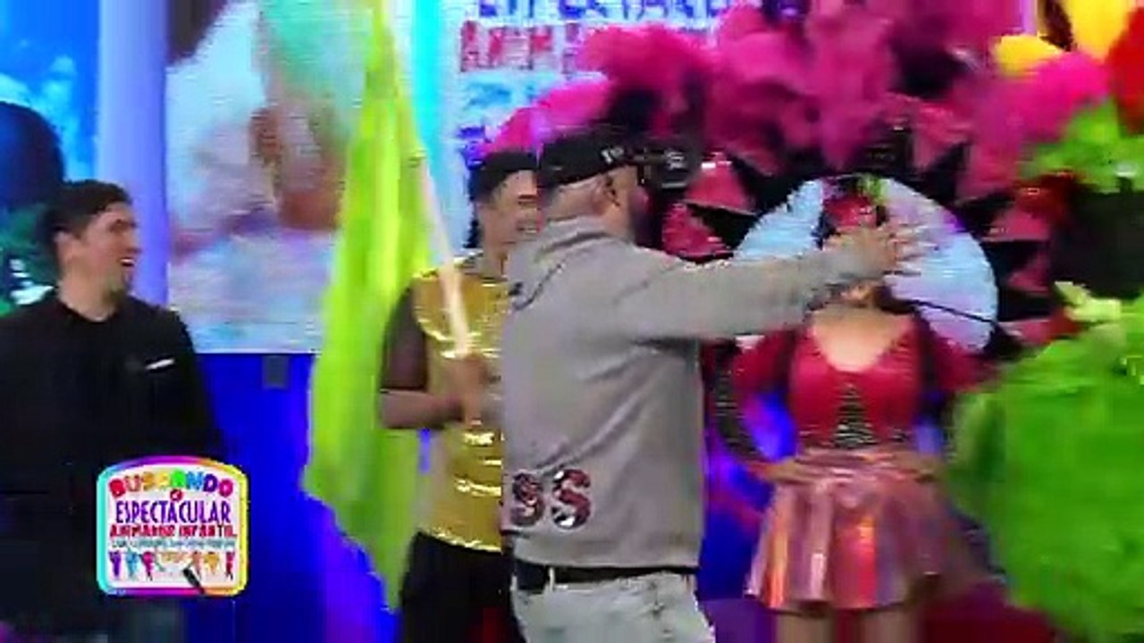 Adrián y 'La Mole' arruinan acto de magia