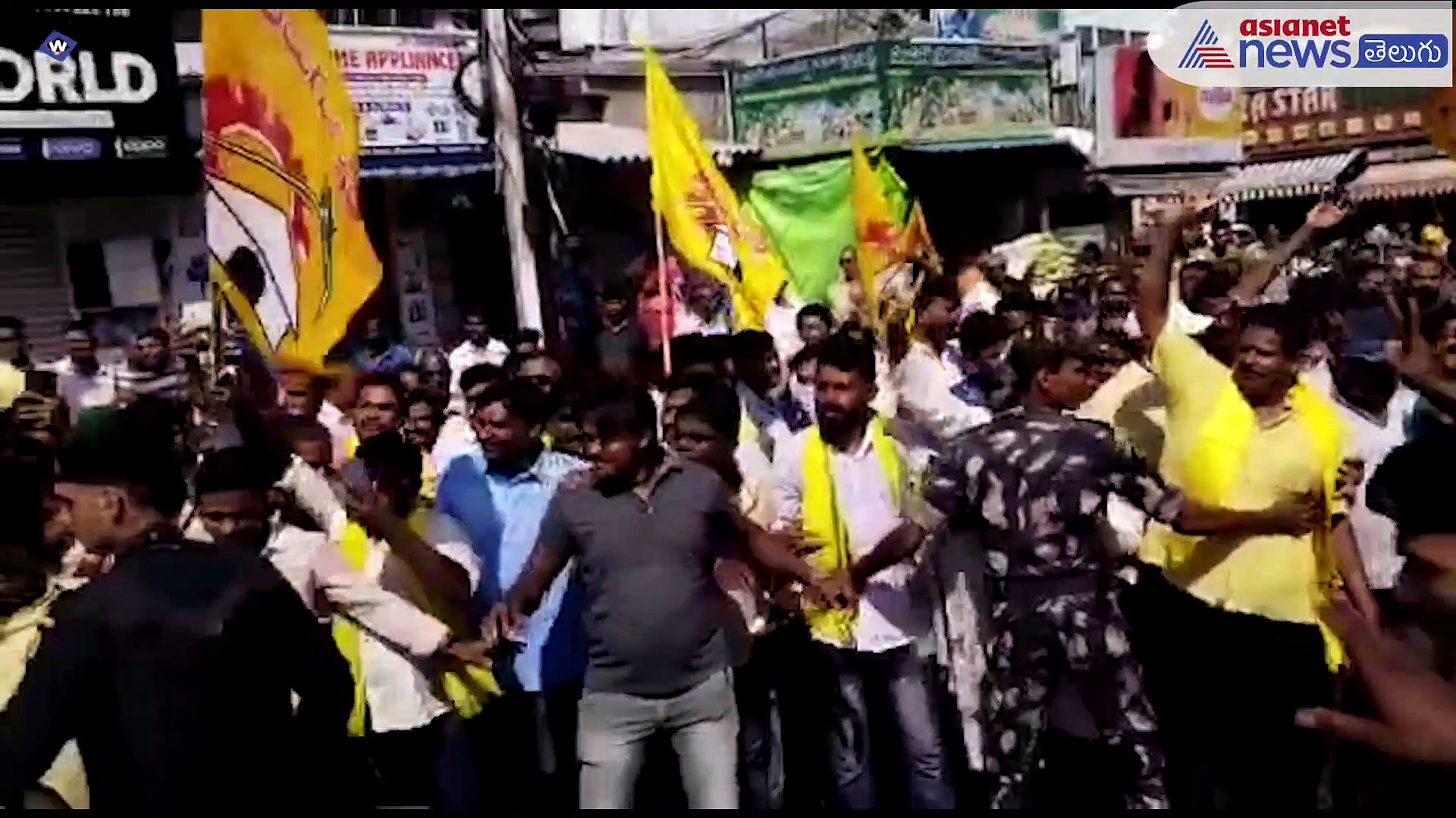వరద ప్రభావిత ప్రాంతాలకు చంద్రబాబు... టిడిపి శ్రేణులు ఎలా ఎగబడ్డారో చూడండి...   