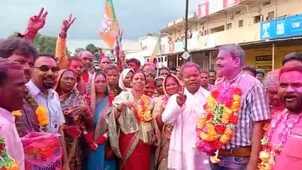 Video Story- In Pushprajgarh, the head of the BJP candidate, the crown