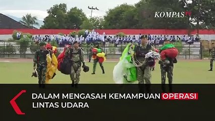 Keren! Aksi Brigif Para Raider 17 Latihan Terjun Bebas Pukau Ribuan Pelajar di Bengkulu