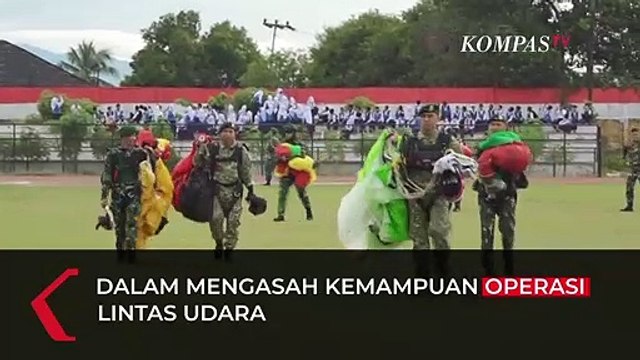 Keren! Aksi Brigif Para Raider 17 Latihan Terjun Bebas Pukau Ribuan Pelajar di Bengkulu