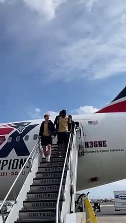 Frenkie de Jong se baja del avión del Barça a su llegada a New York / FCB