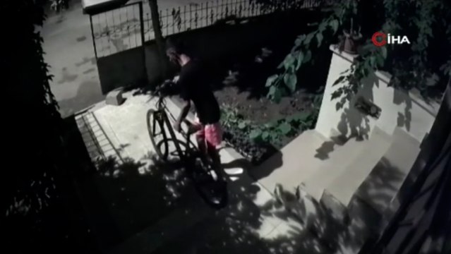 Elini kolunu sallayarak geldi, kendi malıymış gibi alıp gitti