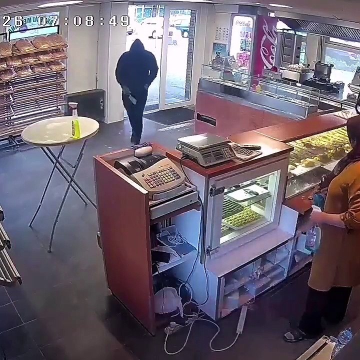 Satırlı soyguncuyu toz beziyle kovaladı