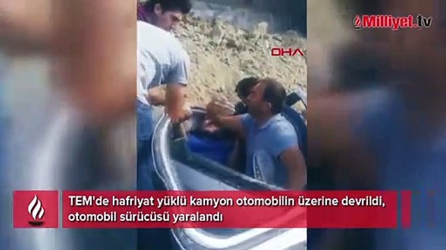 TEM'de hafriyat yüklü kamyon otomobilin üzerine devrildi