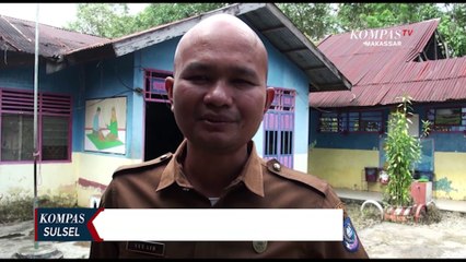 Download Video: Siswa SD Belajar Di Sekolah Dengan Atap Nyaris Roboh