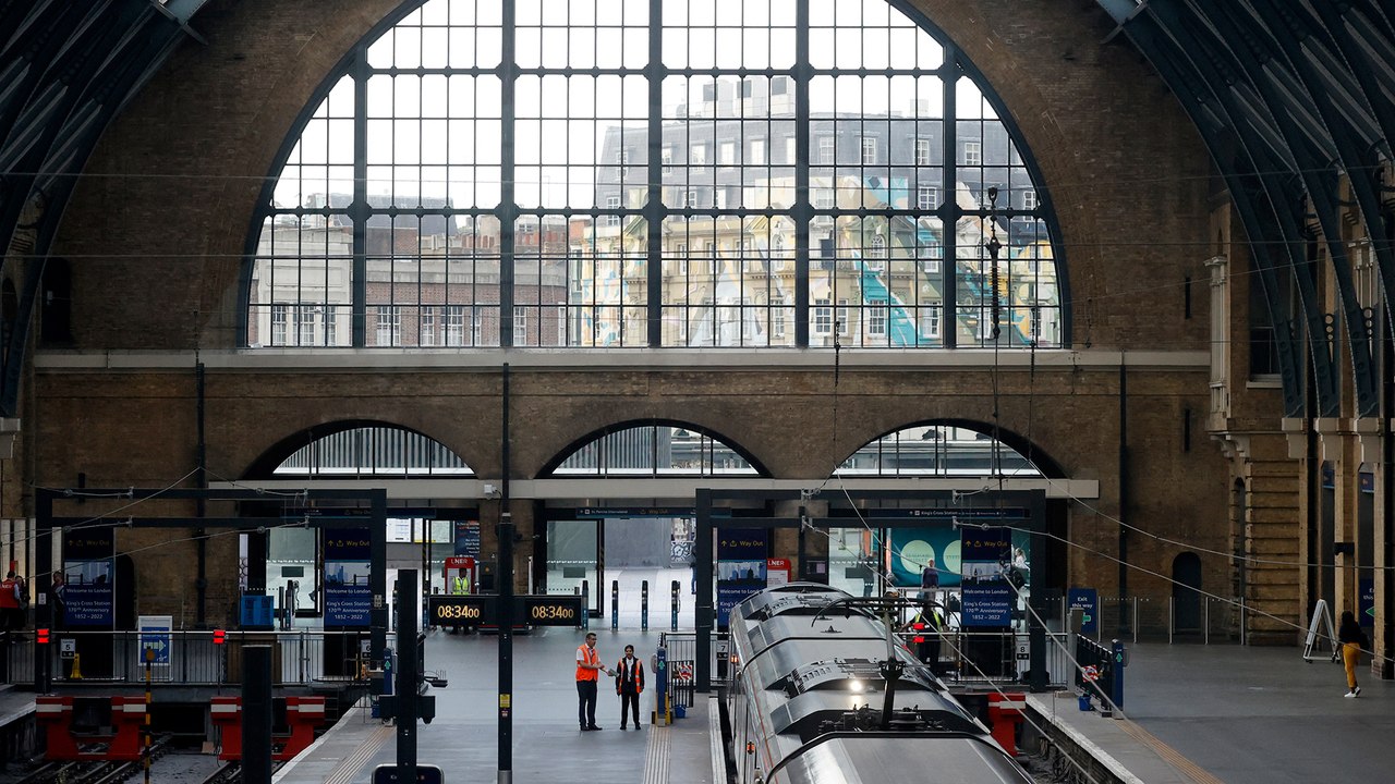 لتحسين أوضاعهم.. إضراب عمال السكك الحديدية في بريطانيا