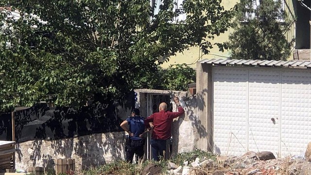 İzmir’de hareketli dakikalar: Bir kişi karısını bıçakla rehin aldı