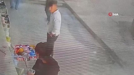 Son dakika haber... Biri çaldı diğeri çevreyi gözlemledi... O anlar kamerada