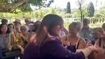 Laura Borràs sale a saludar a los concentrados frente al Parlament /CG