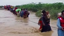 Lluvias monzónicas siembran muerte y destrozos en Pakistán