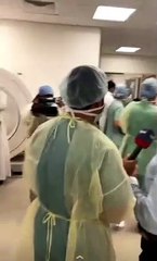 لحظة إغماء والدة التوأم السيامي عقب رؤيتهما منفصلتين لأول مرة