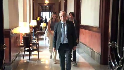 Borràs és ovacionada per una delegació de JxCat abans d'entrar a la reunió de la mesa