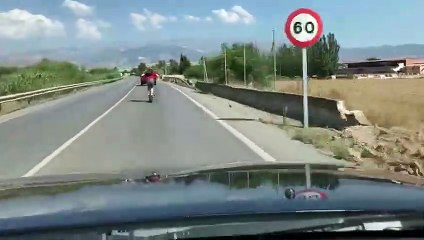 Un Loco  a 100 km/H con un Patinete Electrico