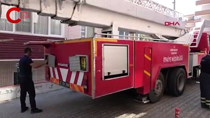 Balkondaki fileye takılan karga kurtarıldı