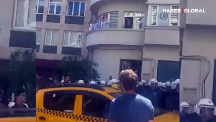 TÜRK-İŞ binasında yönetici oldukları iddia edilen kişilerden işçilere tepki çeken el hareketi