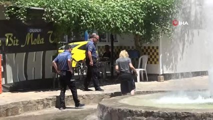 Süs havuzu başında elini kalemle kırmızıya boyayan genç kız, polisi alarma geçirdi