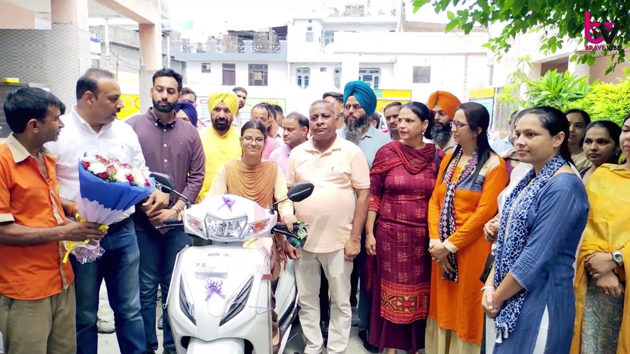 +2 ਦੀ ਵਿਦਿਆਰਥਣ ਨੂੰ ਸਕੂਲ ਚੋ ਟੌਪ ਹੋਣ ਤੇ ex.MLa Sunjay Talwar ਵਲੋਂ ਸਕੂਟਰੀ ਨਾਲ ਕੀਤਾ ਗਿਆ ਸਨਮਾਨਿਤ