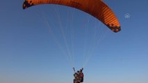 AFYONKARAHİSAR - Yamaç paraşütü uçuşu denemesi yapıldı