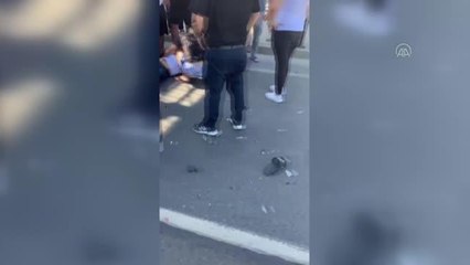 Fatih'te otomobile çarpan motosikletli yaralandı