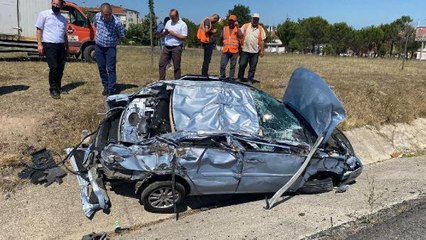 TIR'IN ÇARPMASI SONUCU DEMİR YIĞINI HALİNE DÖNÜŞEN OTOMOBİLDE MUCİZE KURTULUŞ