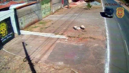 Homem é preso por furto na casa de vizinho. Ação foi grava por câmeras de segurança. Crédito: PCDF/Divulgação